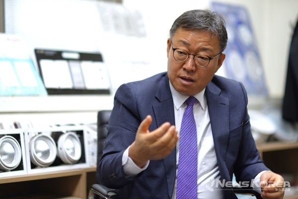 인터뷰중인 강성전기 성영식 대표 @뉴스코리아 김정호 기자