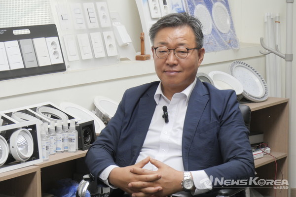 인터뷰 중인 성영식 강성전기 대표 @뉴스코리아 김정호 기자