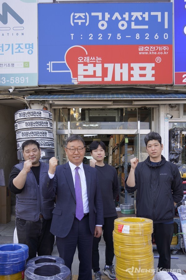 강성전기 성영식 대표가 직원들과 함께 카메라 앞에 섰다. @뉴스코리아 김정호 기자