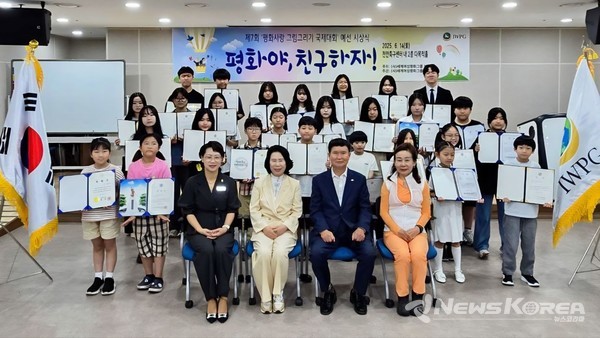 시상식 참가자들의 단체 기념 촬영 @IWPG 천안지부