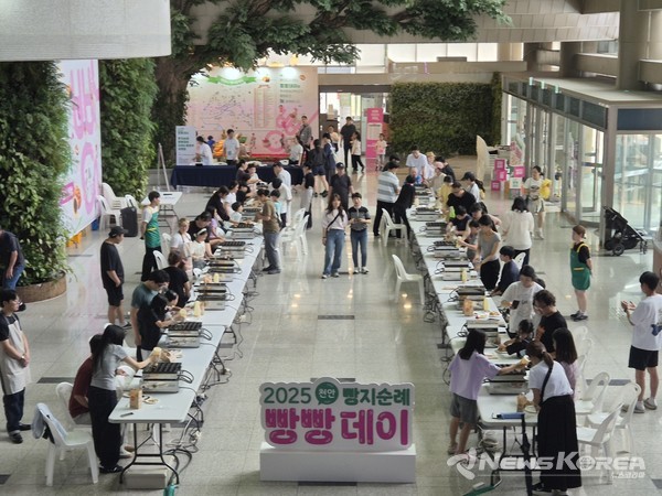지난 14일 시민  관광객들이 천안시청 로비에서 열린 '빵지순례 빵빵데이' 호두과자 굽기 체험을 하고 있다. @천안시