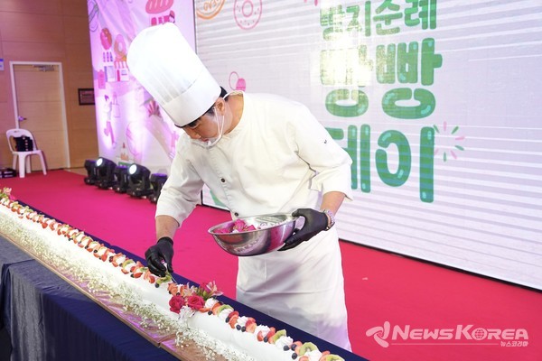 지난 14일 천안시청 로비에서 ‘빵지순례 빵빵데이’  대형 롤케이크 만들기 행사가 열렸다. @천안시