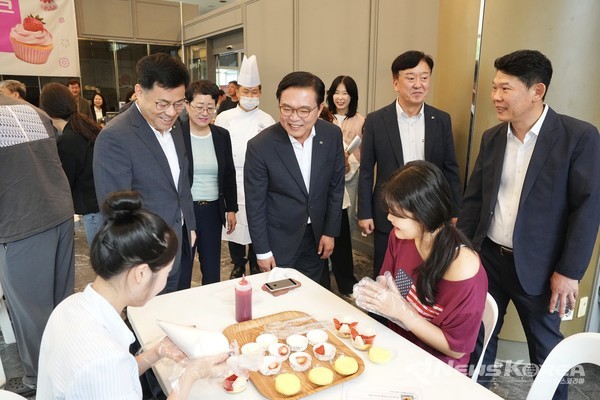 지난 14일 김석필 천안시장 권한대행 부시장이 천안시청 로비에서 열린 ‘빵지순례 빵빵데이’ 호두과자 굽기 체험행사 장을 찾아 축제를 즐기러 온 시민을 만났다. @천안시