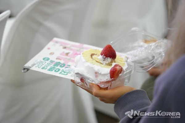 지난 14일 천안시청 로비에서 ‘빵지순례 빵빵데이’  대형 롤케이크 만들기 행사가 열렸다. @천안시