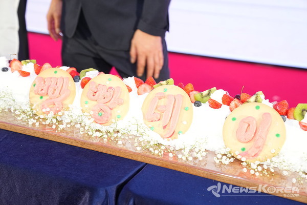 지난 14일 천안시청 로비에서 ‘빵지순례 빵빵데이’ 대형 롤케이크 만들기 행사가 열렸다. @천안시
