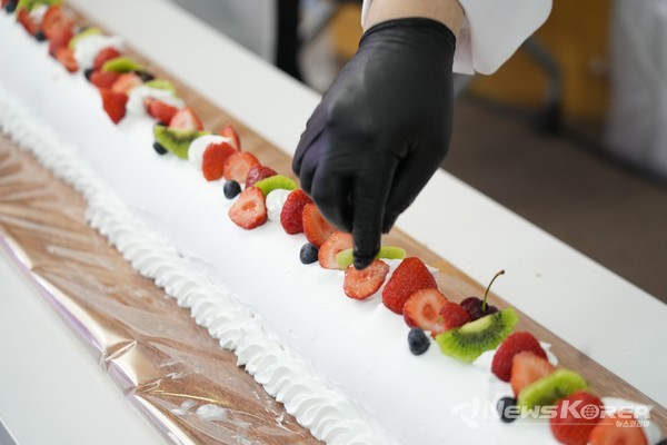 지난 14일 천안시청 로비에서 ‘빵지순례 빵빵데이’ 대형 롤케이크 만들기 행사가 열렸다. @천안시