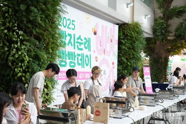 지난 14일 시민, 관광객들이 천안시청 로비에서 열린 ‘빵지순례 빵빵데이’ 호두과자 굽기 체험을 하고 있다. @천안시