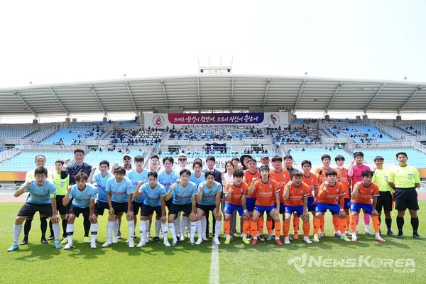 15일 ‘2025 제77회 충청남도민체육대회’시상식에서 천안시 선수단 등이 기념촬영을 하고 있다.