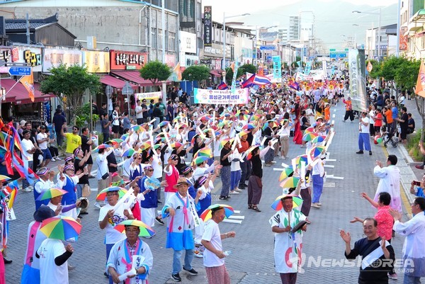 품바로 웃고 떠든 다섯 날  제26회 음성품바축제, 전국 품바 길놀이 퍼레이드 @음성군