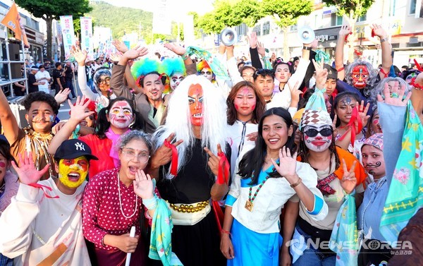 품바로 웃고 떠든 다섯 날  제26회 음성품바축제, 전국 품바 길놀이 퍼레이드 @음성군