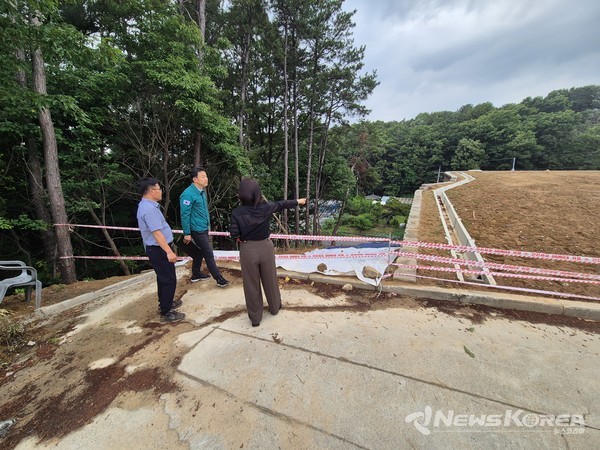 16일 이종택 천안시 전략산업국장이 지난해 옹벽 붕괴 지역과 수해 위험지역 등을 찾아 재해 발생지 조치 사항과 안전 실태를 점검하고 위험 요인을 살폈다. @천안시