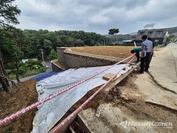 16일 이종택 천안시 전략산업국장이 지난해 옹벽 붕괴 지역과 수해 위험지역 등을 찾아 재해 발생지 조치 사항과 안전 실태를 점검하고 위험 요인을 살폈다. @천안시