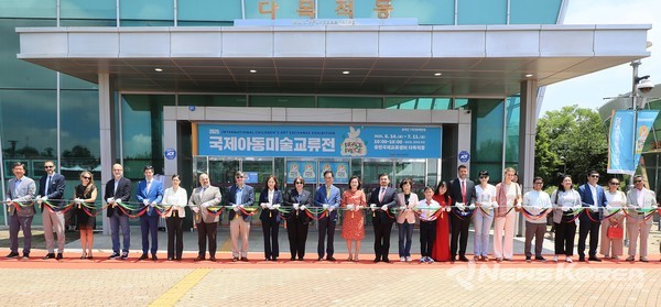 지난 14일 송탄국제교류센터에서 ‘2025 국제아동미술교류전’의 성대한 개막식을 열었다. @평택시국제교류재단