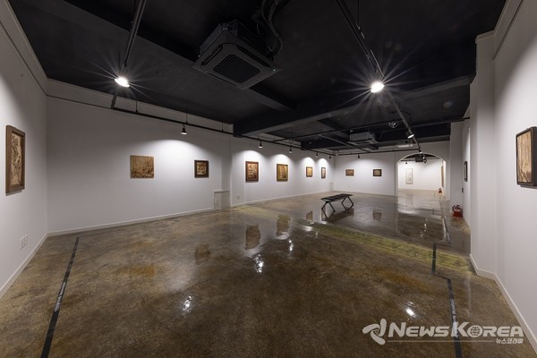 화순예술인촌 입주작가 작품전 ‘탄화된 시선’ 전시장 전경 사진 @화순군
