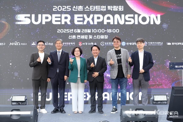 ﻿2025년 6월 28일 서울 신촌 연세로에서 열린 ‘2025 신촌 스타트업 박람회’ 개막식에서 기념 촬영을 하고 있다. 왼쪽부터 이화여자대학교 김상준 창업지원단장, 연세대학교 이원용 연구부총장, 이화여자대학교 이향숙 총장, 서대문구청 이성헌 구청장, 서강대학교 신관우 산학협력단장 겸 창업지원단장, 명지전문대학교 방경호 기획실장 겸 캠퍼스타운사업단 단장. @프리즘커뮤니케이션