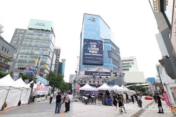 ﻿‘2025 신촌 스타트업 박람회’가 진행된 신촌 연세로 행사장 전경. 거리 곳곳에 설치된 체험 부스와 대형 무대, 홍보 배너 등이 축제 분위기를 더했으며, 시민들이 자유롭게 참여해 청년 창업팀과 교류하는 장이 마련됐다. @프리즘커뮤니케이션