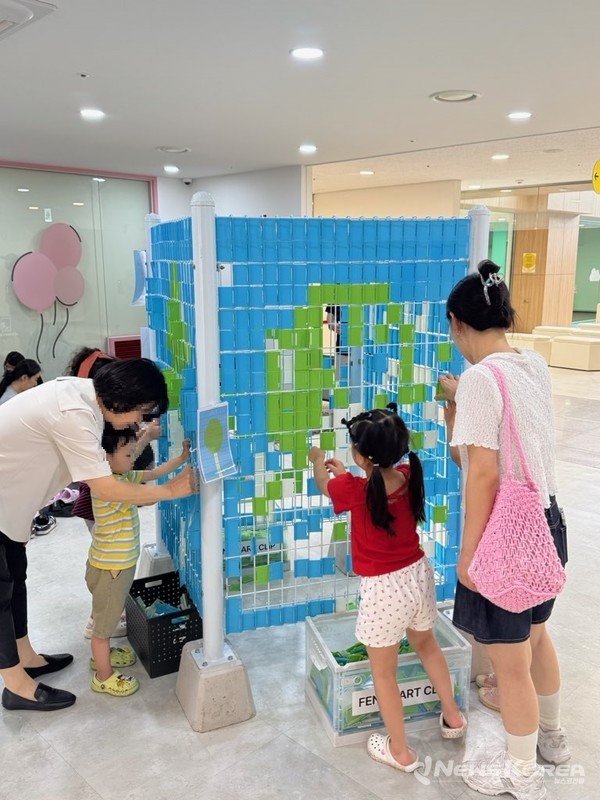 참가 아동들이 플라스틱누리터 놀이 및 전시체험을 둘러보고 있다. @천안시