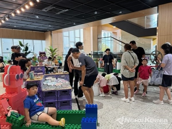 참가 아동들이 플라스틱누리터 놀이 및 전시체험을 둘러보고 있다. @천안시