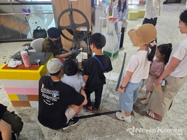 참가 아동들이 플라스틱누리터 놀이 및 전시체험을 둘러보고 있다. @천안시