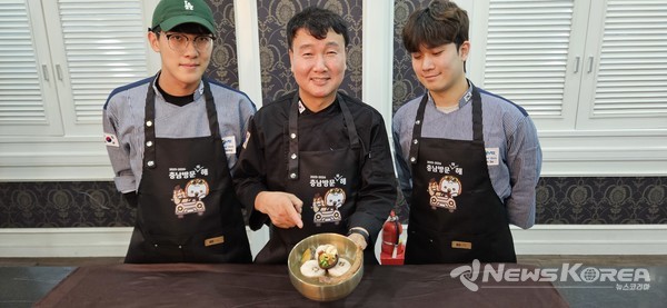 충남 15계탕을 개발한 배인호 교수와 재학생 @충남문화관광재단