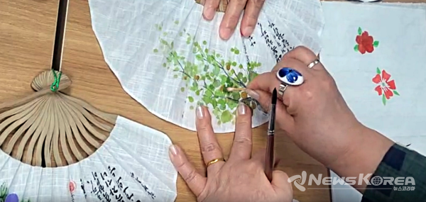 참석자들이 평화에 대한 염원과 메시지를 담아 부채를 직접 꾸미고 있다. @IWPG