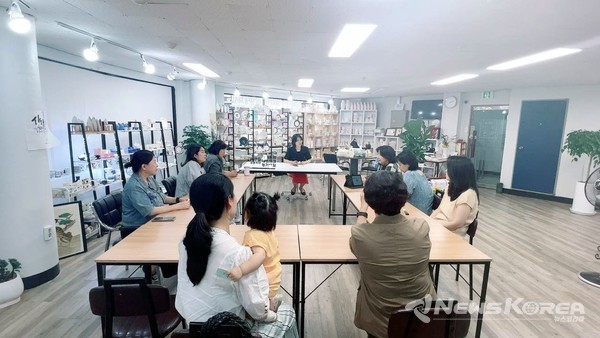 IWPG 강동지부가 세평정 행사에 참여한 참가자들과 기념 촬영을 하고 있다. @IWPG