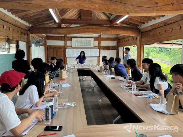 호 짓기와 캘리그라피 체험중인 참가자들 @한국유교문화진흥원