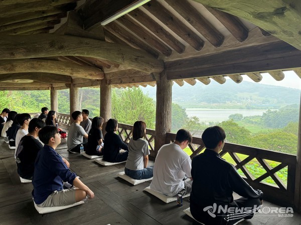 체험 프로그램 중 명상에 참여한 참가자들 @한국유교문화진흥원