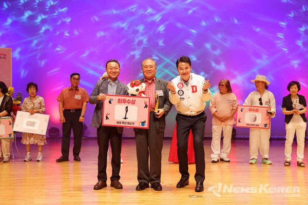 ▲오언석 도봉구청장과 최우수상자가 기념사진을 찍고 있다(2025. 7. 2. 도봉구민회관) @도봉구