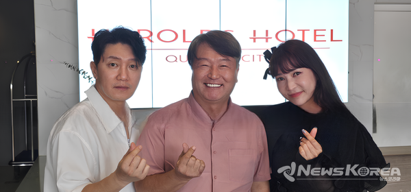 사진 왼쪽부터 프로젝트 그룹 래준, 한류문화관광총연합회 장한식 회장, 양양 @필리핀한류문화관광총연합회