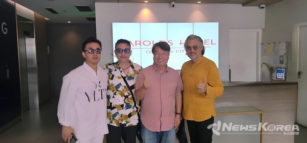 사진 왼쪽부터 청춘소년단 지성,이현, 한류문화관광총연합회 장한식 회장, 래준 @필리핀한류문화관광총연합회