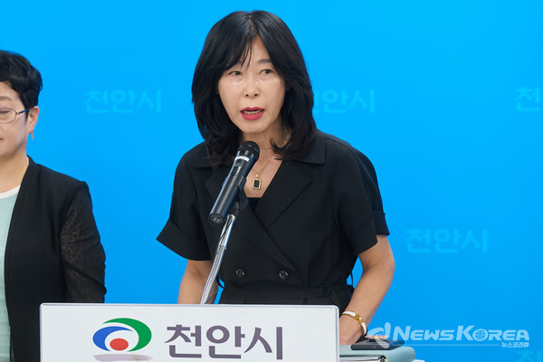 10일 윤은미 천안시 복지정책국장이 천안시청 브리핑실에서 ‘돌봄 취약계층 지원 종합대책’을 설명하고 있다.  @뉴스코리아 최신 기자