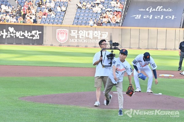 한화이글스와 KIA타이거즈의 경기 시작 전, 김태흠 지사는 유니폼을 입고 마운드에 올라 시구하고 있다. @충남도립대학교