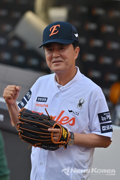 한화이글스와 KIA타이거즈의 경기 시작 전, 김태흠 지사는 유니폼을 입고 마운드에 올라 시구를 통해 충청남도의 열정과 대학의 비전을 함께 전달했다. @충남도립대학교