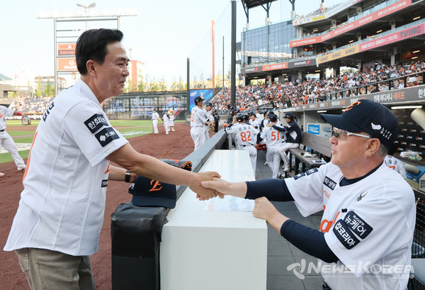 한화이글스와 KIA타이거즈의 경기 시작 전, 김태흠 지사는 시구를 위해 유니폼을 입고 마운드에 올랐다. @충남도립대학교