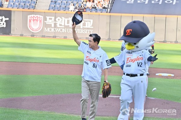 한화이글스와 KIA타이거즈의 경기 시작 전, 김태흠 지사는 시구를 위해 유니폼을 입고 마운드에 올랐다. @충남도립대학교