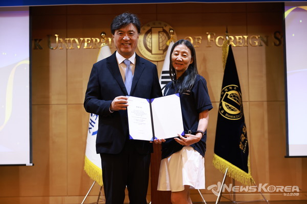 (사진2)선서를 한 연수생 대표 우즈베키스탄 태 류치야 선생님과 김영근 센터장 @재외동포협력센터