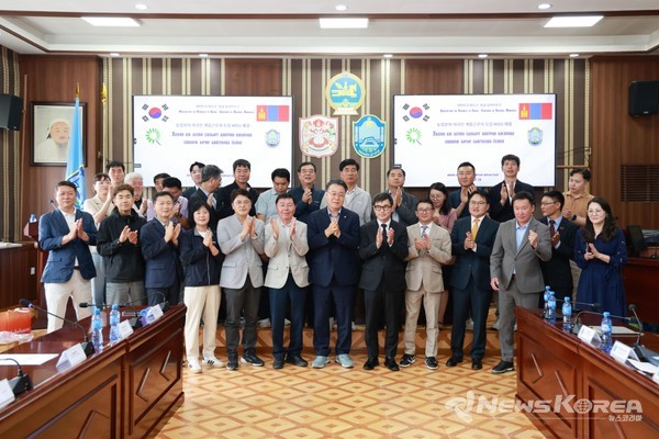 구복규 화순군수, 나얀바야르 다시제브 날라이흐구청장, 오형열 의장, 류영길  부의장, 화순군청, 화순군의회, 농협, 날라이흐구청 관계자 업무협약식 후 단체사진을 찍고 있다. @화순군