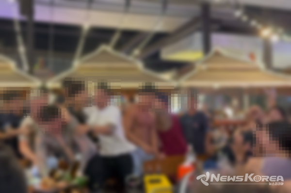 파타야 나클루아의 한 야외 식당에서 한국인 관광객들 사이에서 격렬한 몸싸움이 벌어졌다. @SNS 갈무리