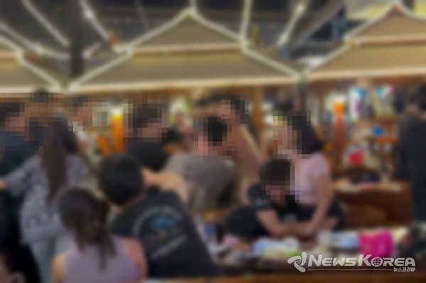 파타야 나클루아의 한 야외 식당에서 한국인 관광객들 사이에서 격렬한 몸싸움이 벌어졌다. @SNS 갈무리