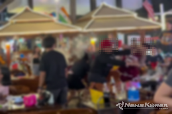 파타야 나클루아의 한 야외 식당에서 한국인 관광객들 사이에서 격렬한 몸싸움이 벌어졌다. @SNS 갈무리