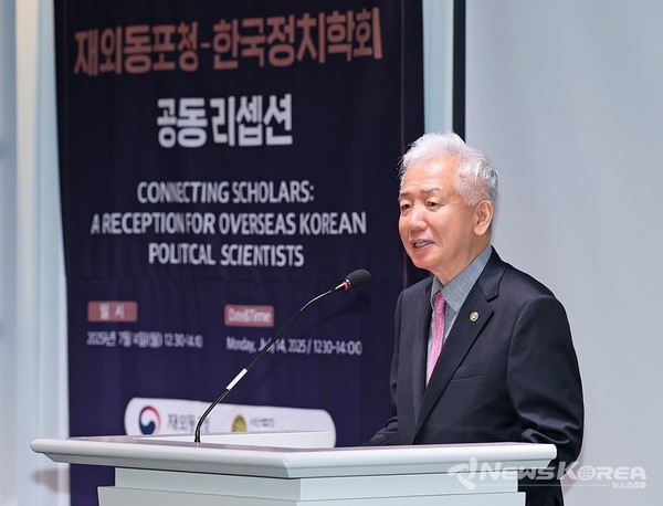 7월 14일 소노펠리체 컨벤션에서 열린 재외동포 정치학자 초청 공식 리셉션에서 이상덕 청장이 환영사를 하고 있다. @재외동포청