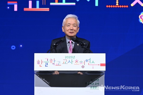 7월 14일 송도 컨벤시아에서 열린 한글학교 교사 초청연수에서 이상덕 재외동포청장이 개회사를 하고 있다. @재외동포청