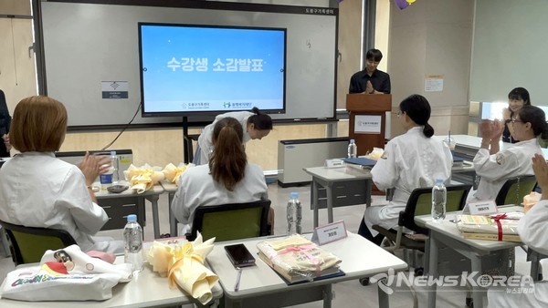 ▲결혼이주여성이 베이커리 전문가 양성과정을 수료한 뒤 소감을 말하고 있다. @도봉구