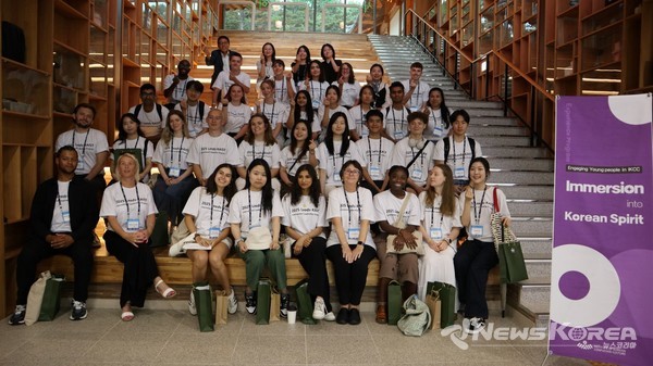 단체사진을 촬영하는 외국인 대학생들 @한국유교문화진흥원