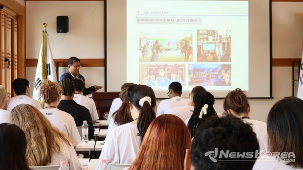 진흥원을 소개하는 이상균 연구진흥실장 @한국유교문화진흥원