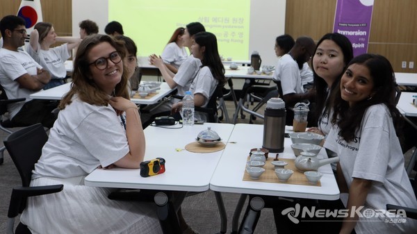다도 체험을 하는 외국인 대학생들 @한국유교문화진흥원