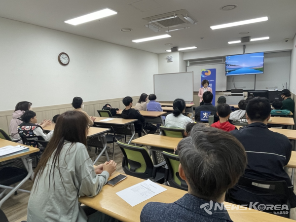 3세대 가족의 유대감 형성과 가족관계 향상을 위한 프로그램 ‘ 세월을 걷다. 시간을 잇다’ 참가자 기념사진 @천안시다문화가족지원센터