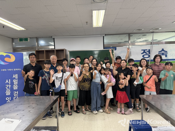 3세대 가족의 유대감 형성과 가족관계 향상을 위한 프로그램 ‘ 세월을 걷다. 시간을 잇다’ 참가자 기념사진 @천안시다문화가족지원센터