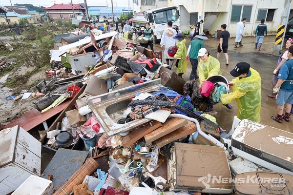 아산시는 집중호우 ‘수해 폐기물 처리센터’ 긴급 운영에 나셨다. @아산시